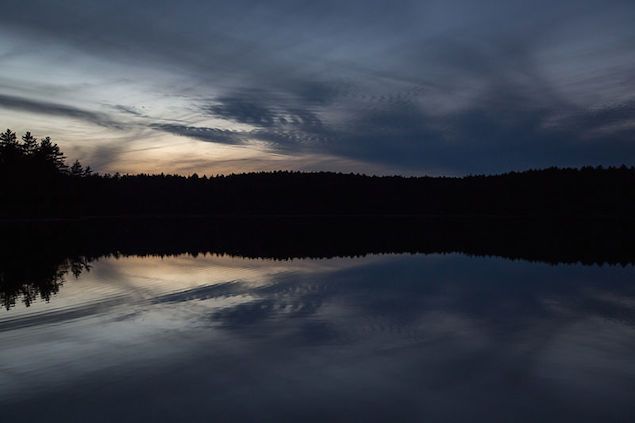 800px-Walden_Pond_at_Dusk_December_24_2012-9928_02