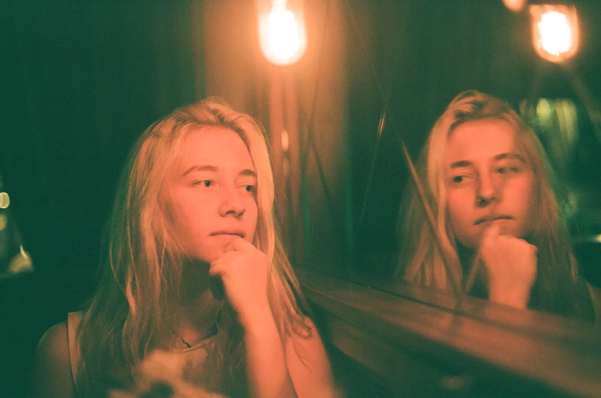 Ayollarning kamming videolarini toping