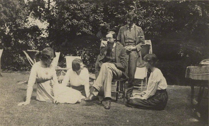 Photograph of members of the Bloomsbury group in a garden, 1915