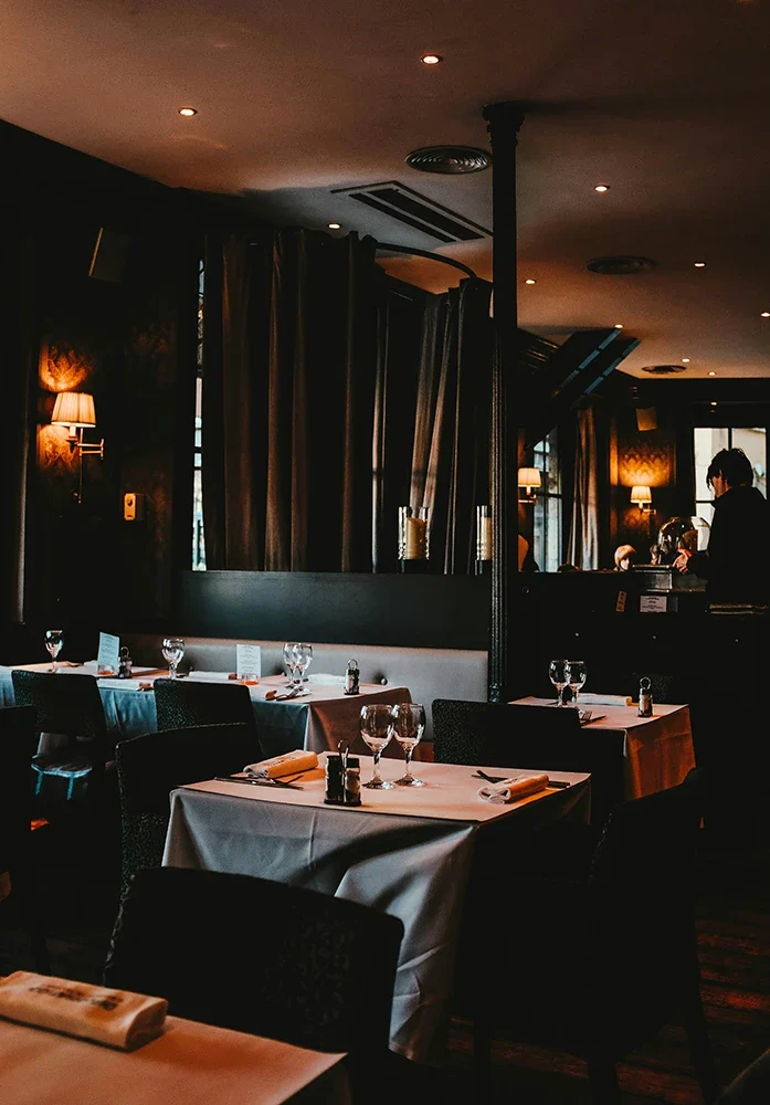 How to Spot Avoidants on an Early Dinner Date image